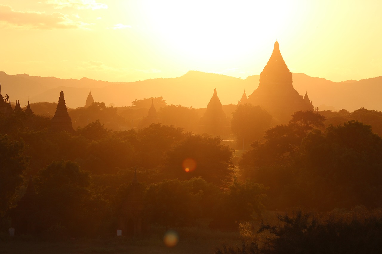 bagan sunrise mood free photo