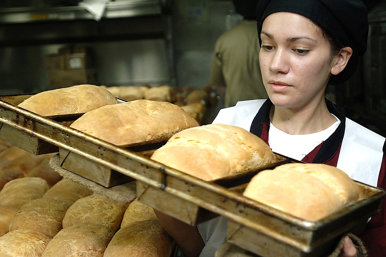 baker baking bread free photo