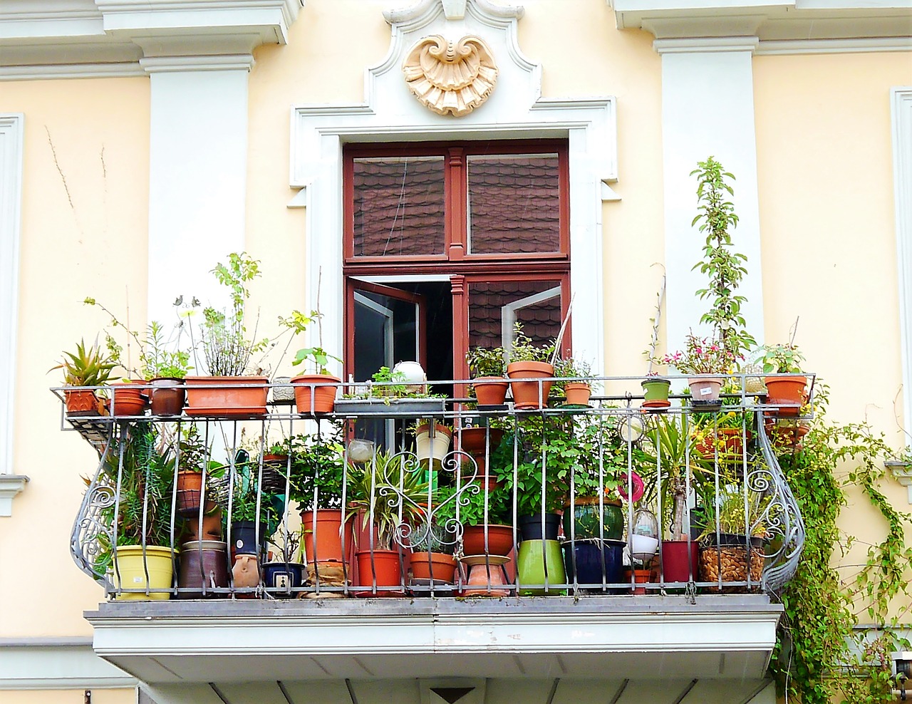 balcony home facade free photo