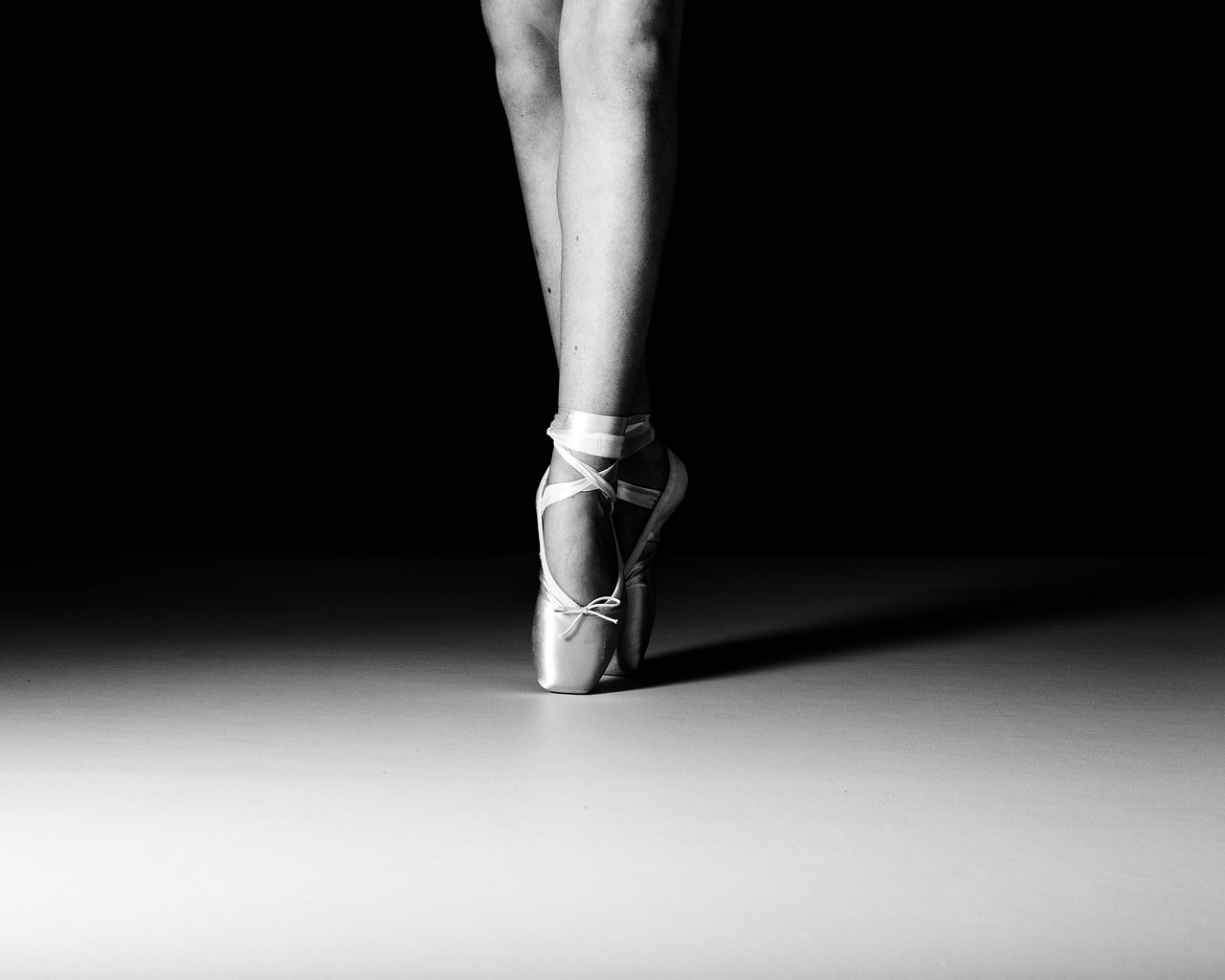 ballet  dancer  en pointe free photo