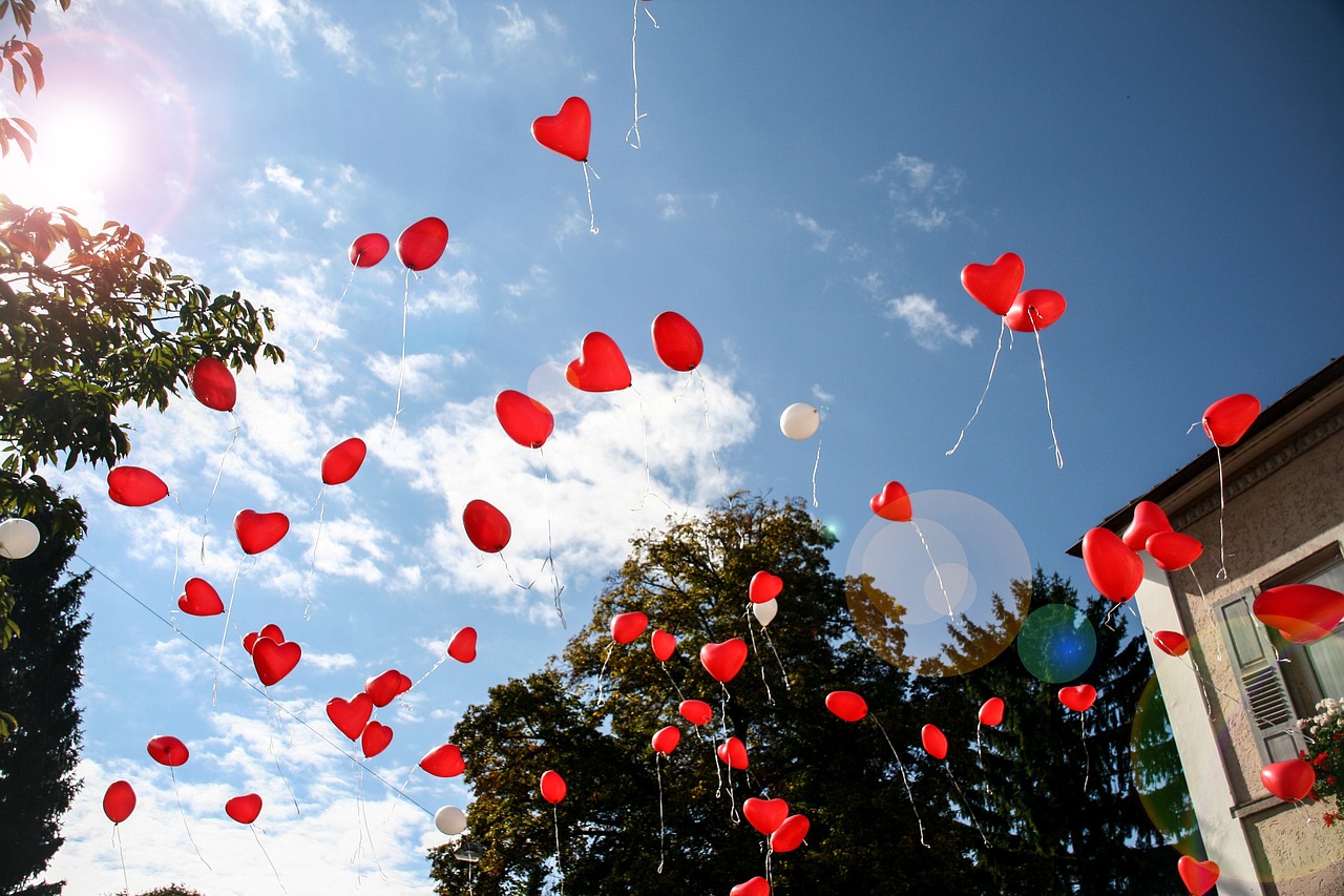 balloon heart romance free photo