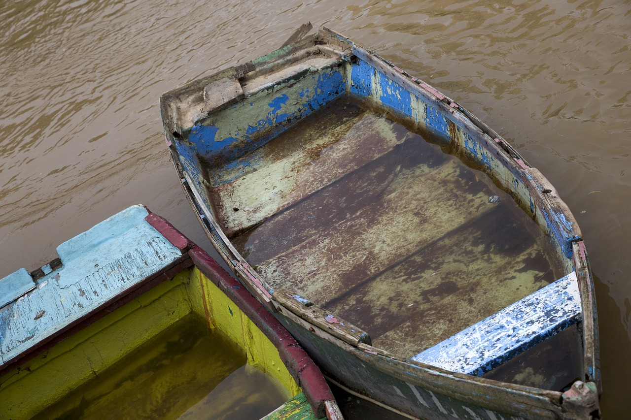 barca  sunken ship  water free photo