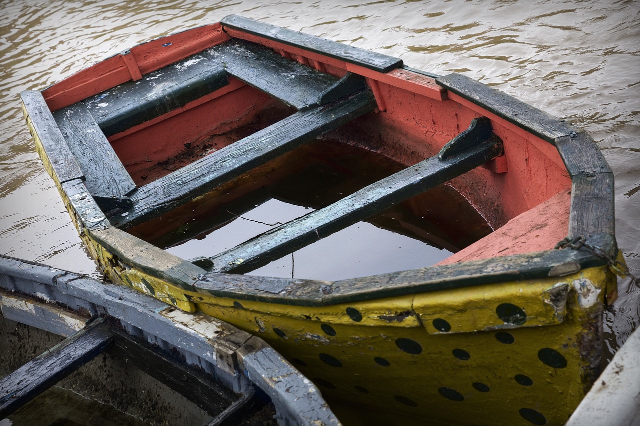 barca  sunken ship  water free photo