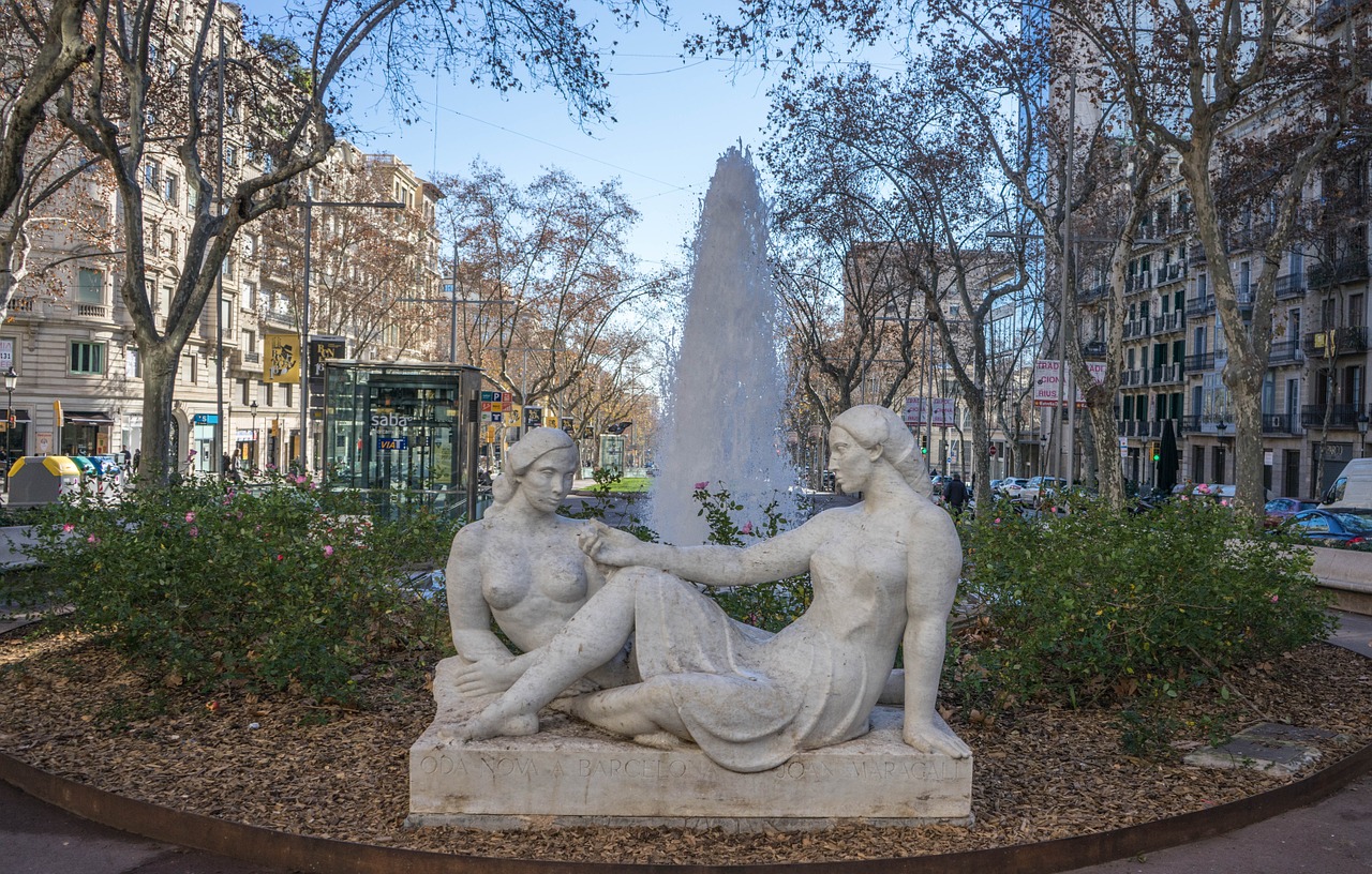 barcelona spain statue free photo