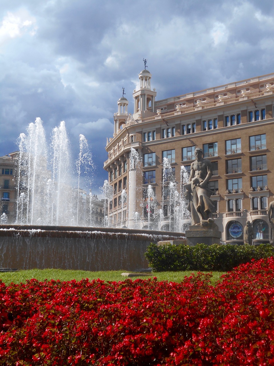 barcelona spain fountain free photo