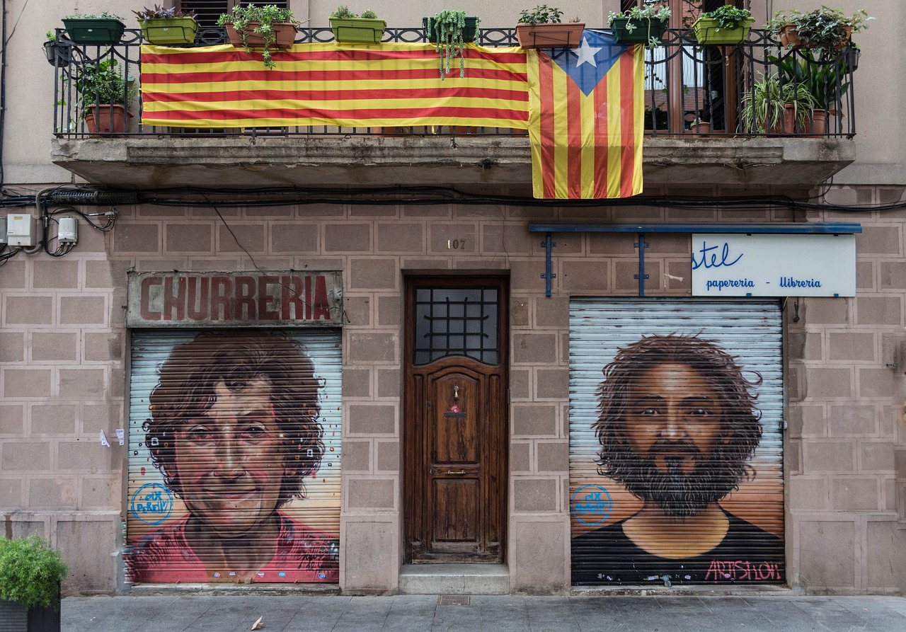 barcelona graffiti balcony free photo