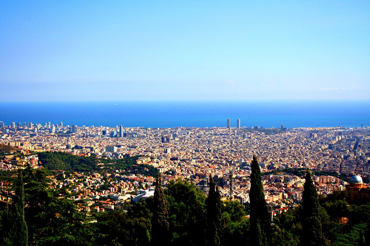 barcelona spain city trip free photo