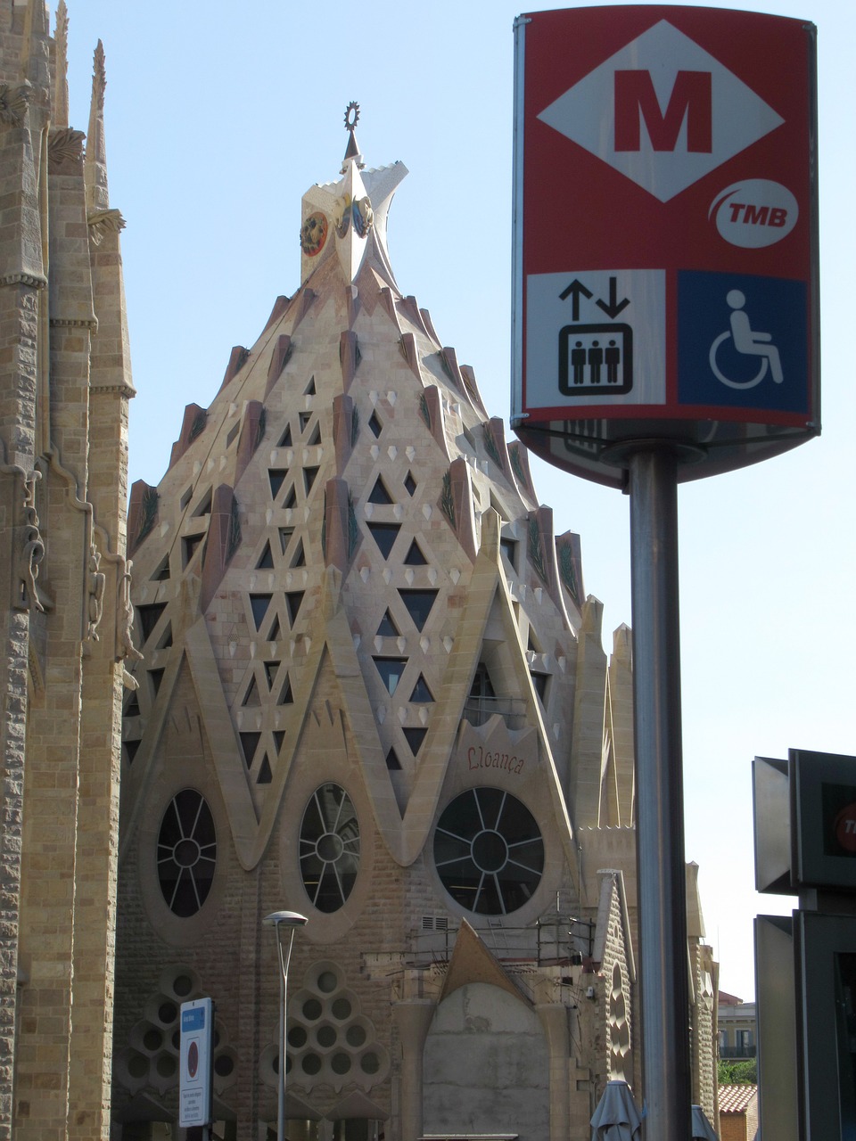 barcelona sagrada familia landmark free photo