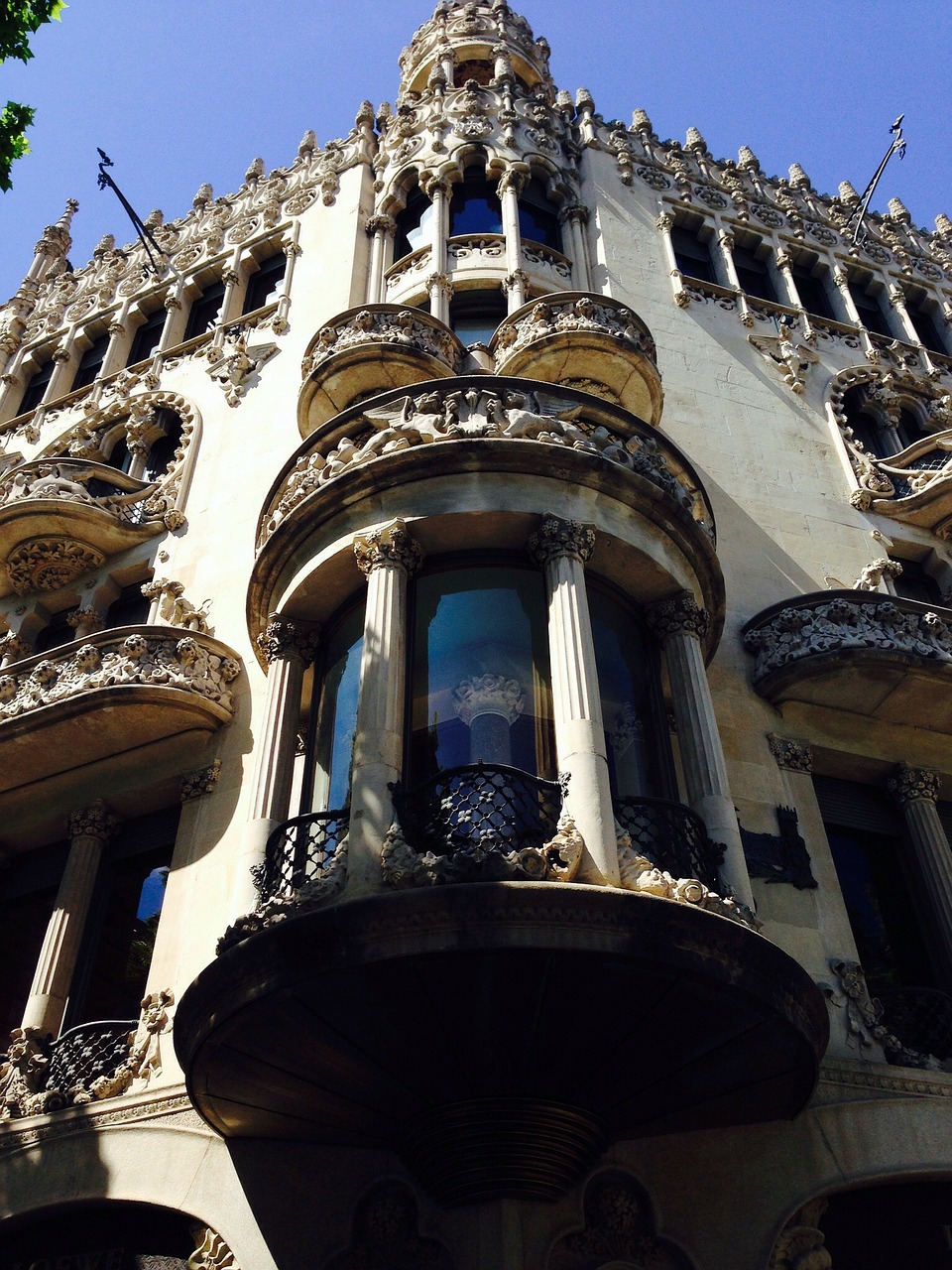 barcelona home facade free photo