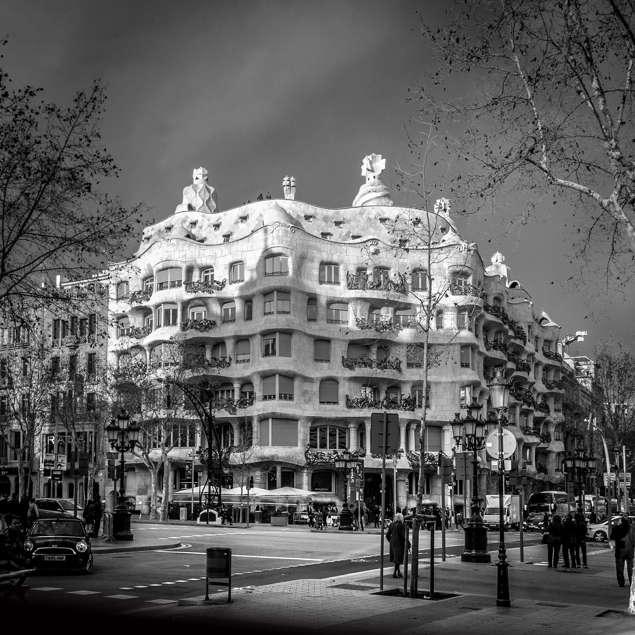 barcelona  antoni gaudi  architecture free photo