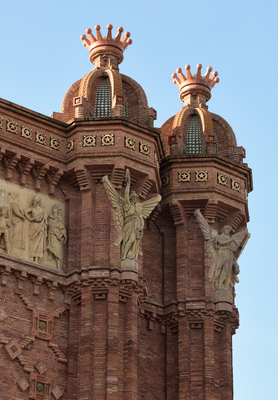 barcelona  arc de triomf  statue free photo