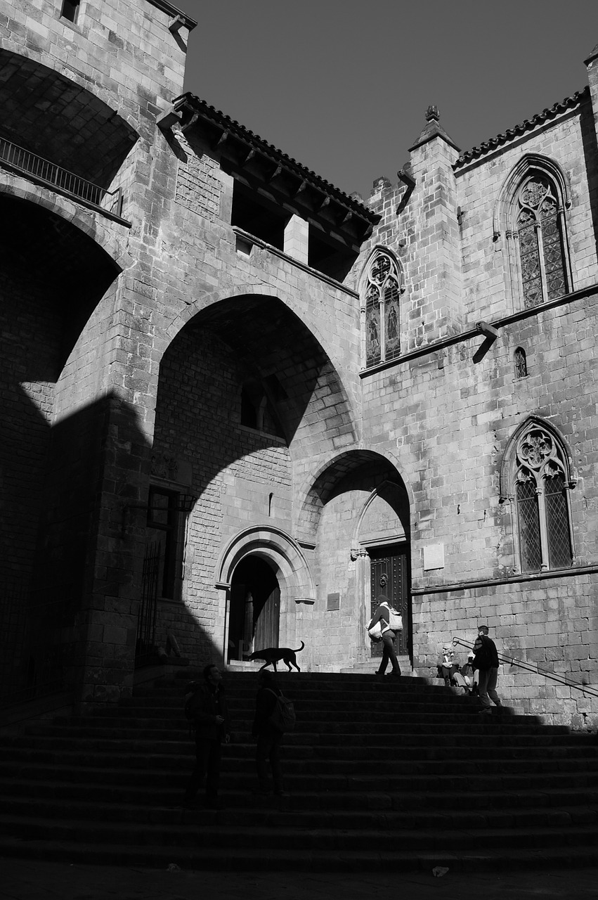 barcelona king's square gothic free photo