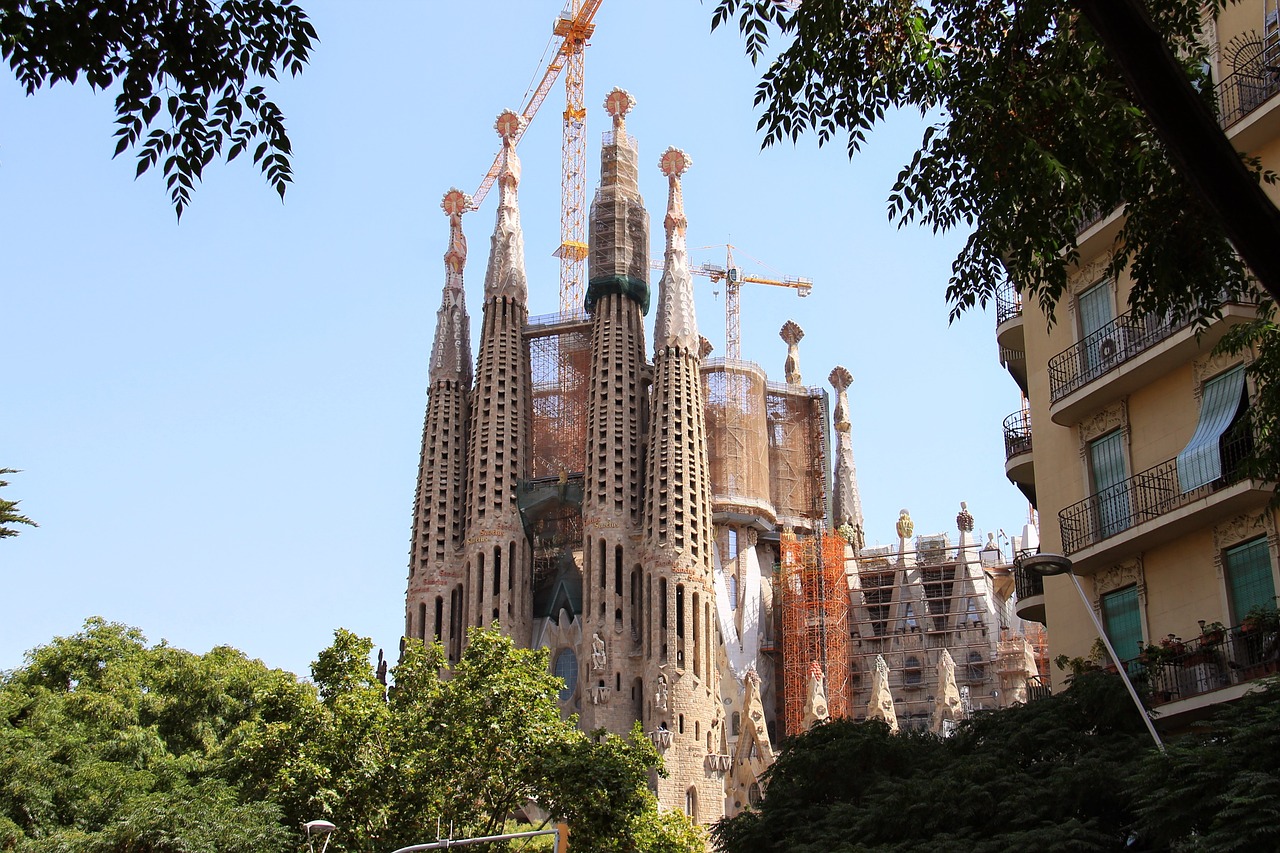 barcelona church building free photo