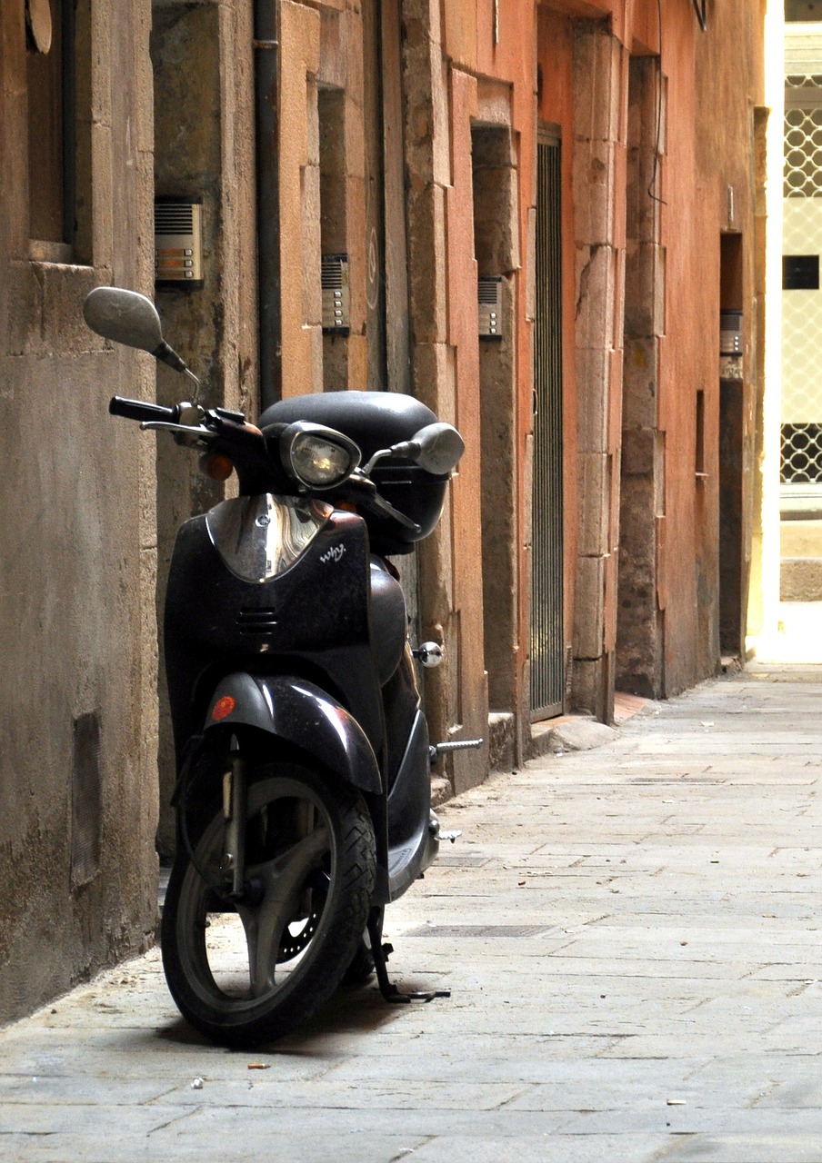 barcelona alley moped free photo