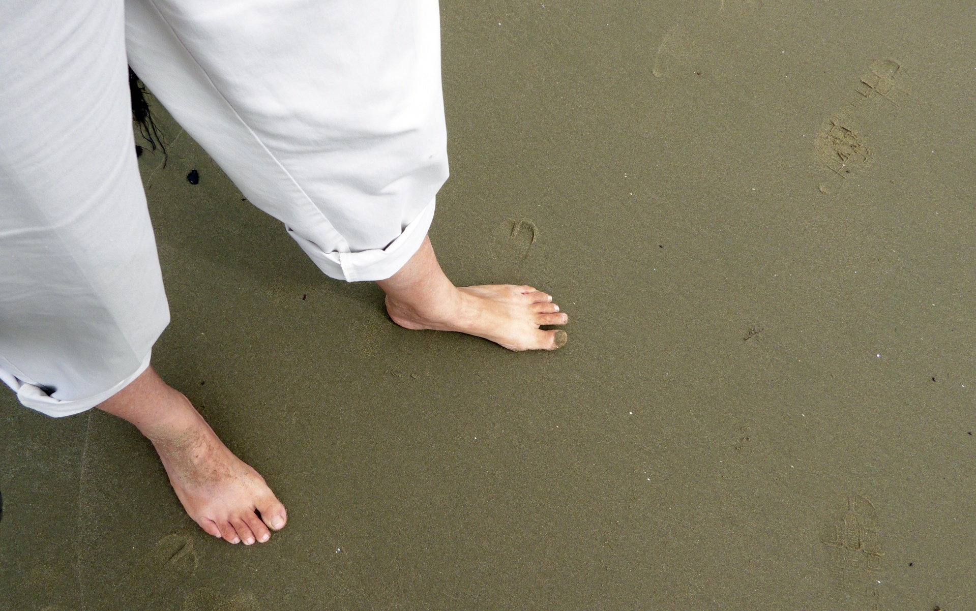 feet bare feet ocean free photo