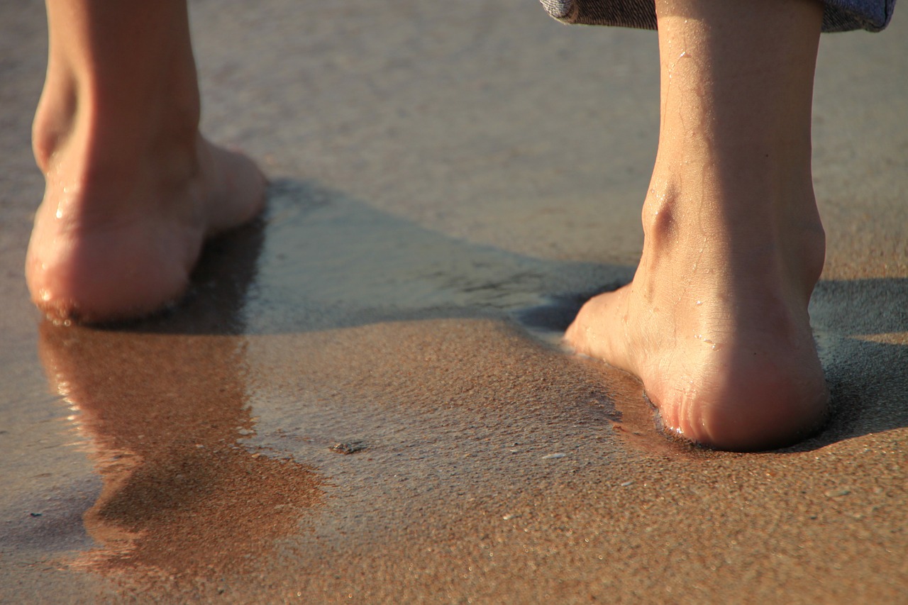 المشي حافي القدمين على الشاطئ