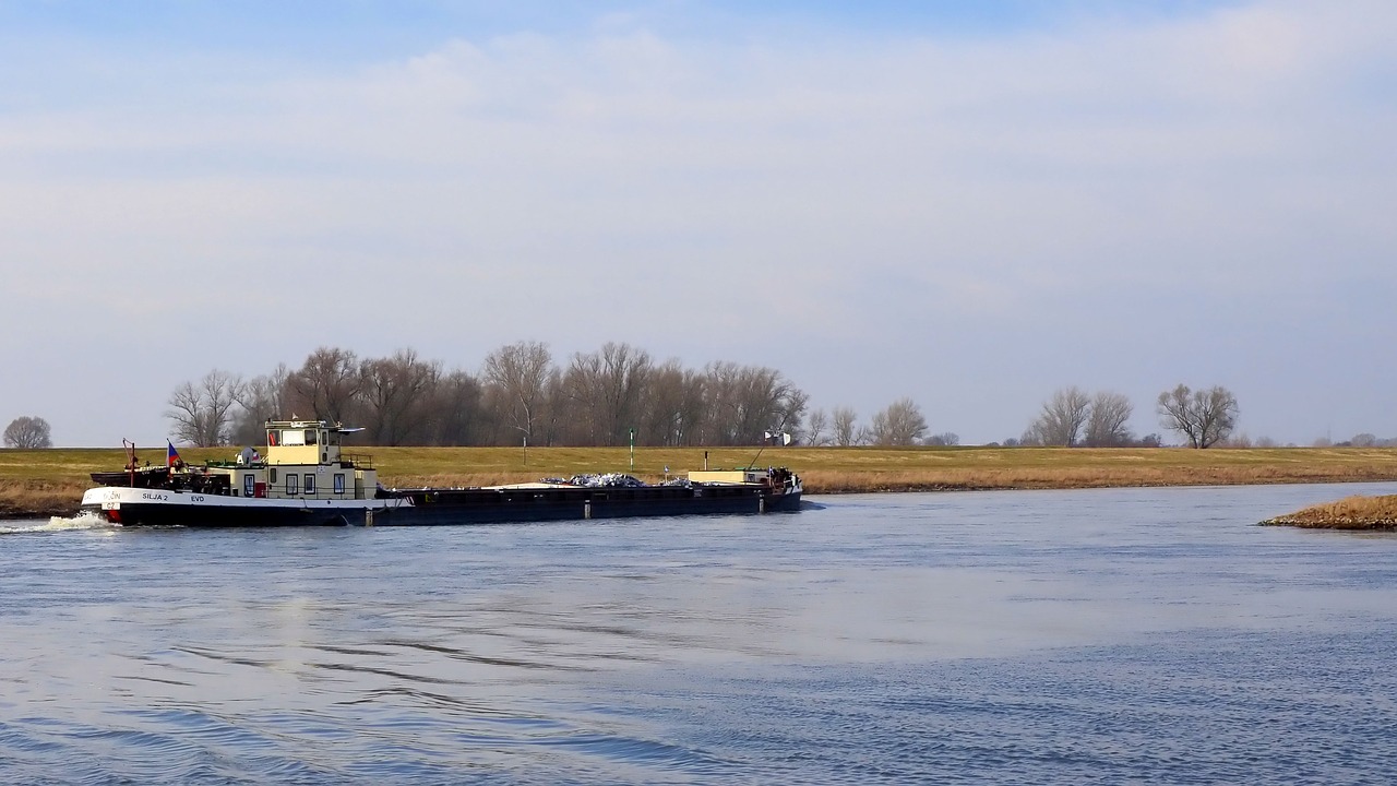 barge kahn river free photo