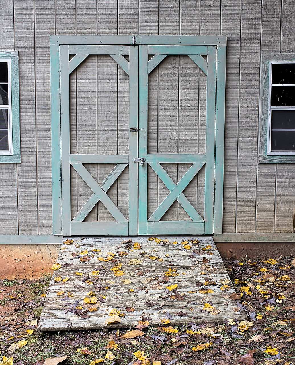 barn barn door wooden free photo