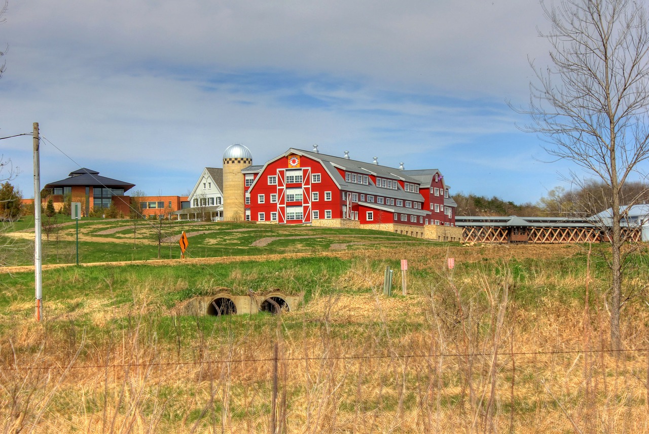 barn farmhouse wisconsin free photo