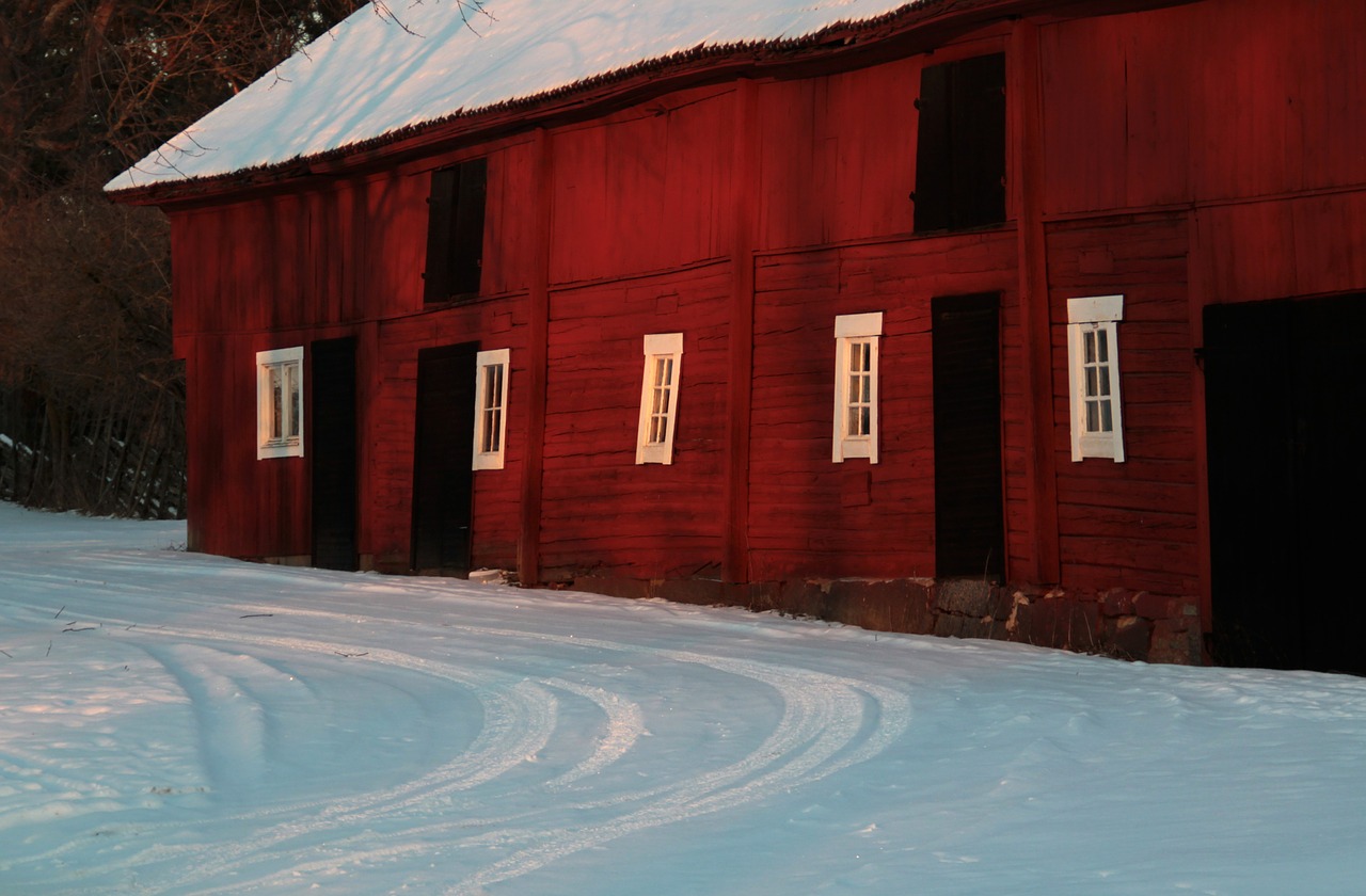 barn winter snow free photo