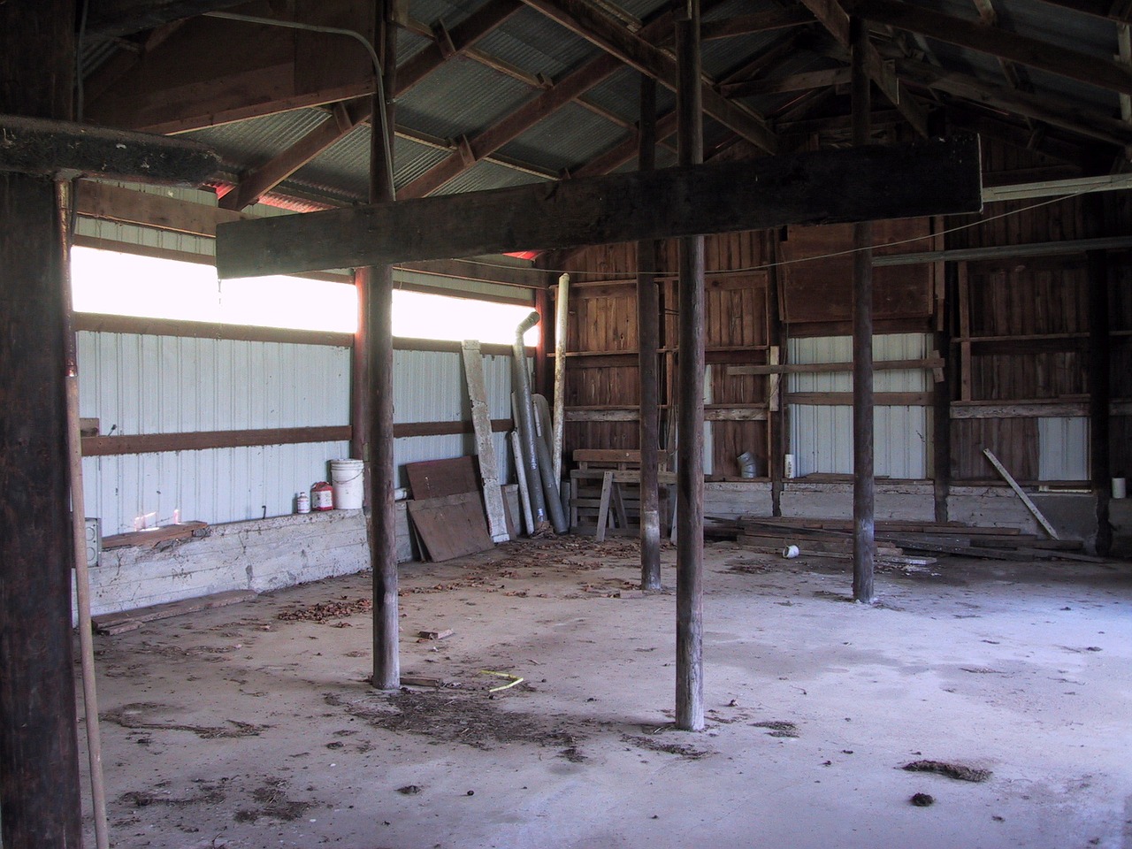 barn empty weathered free photo