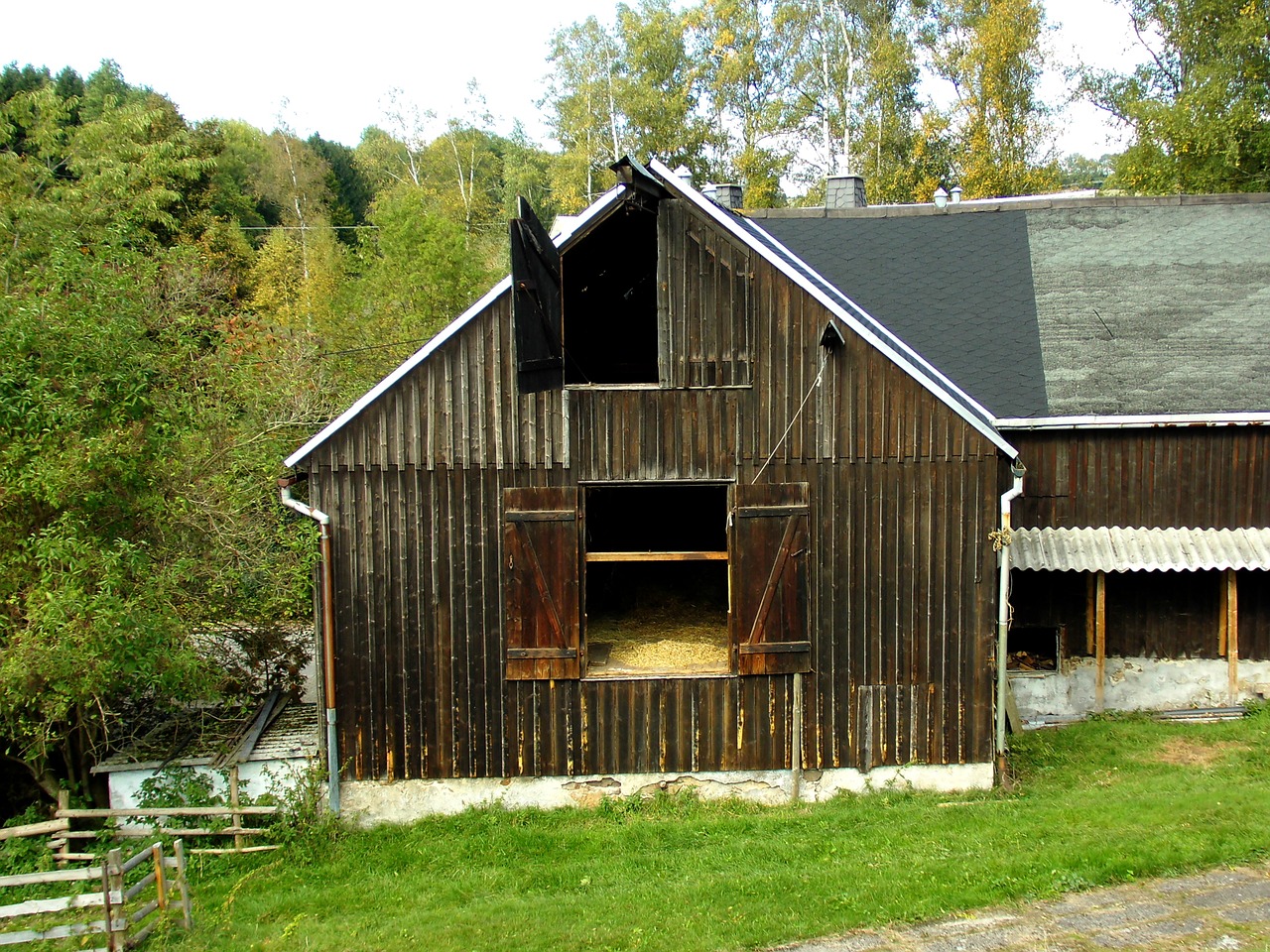 barn building scale free photo