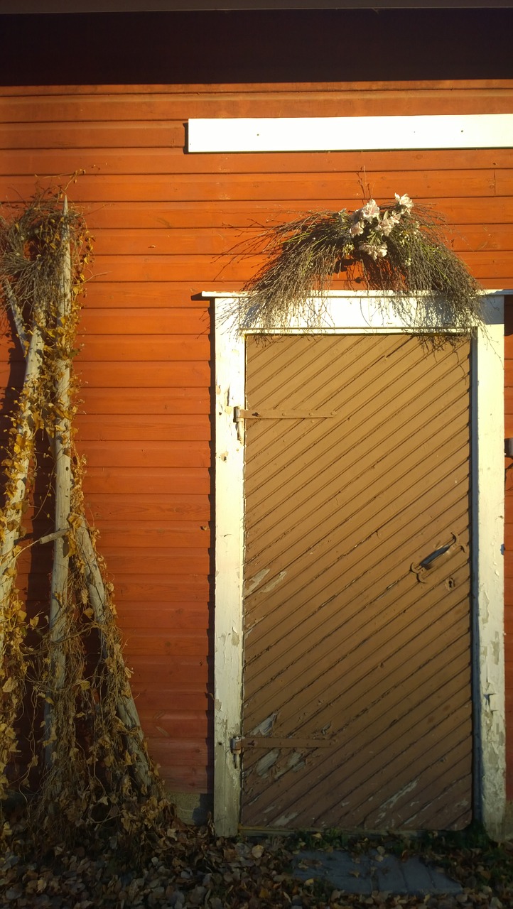 barn door wooden free photo