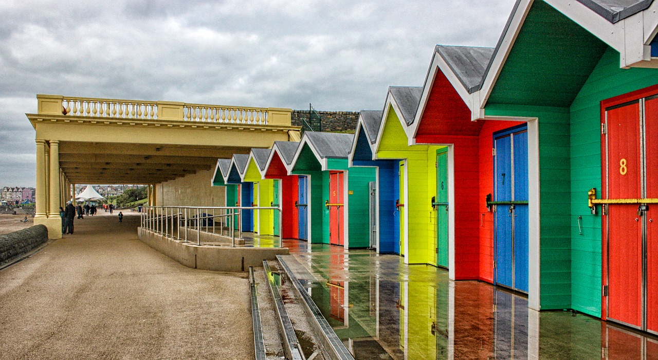 barry island  beach huts  promenade free photo