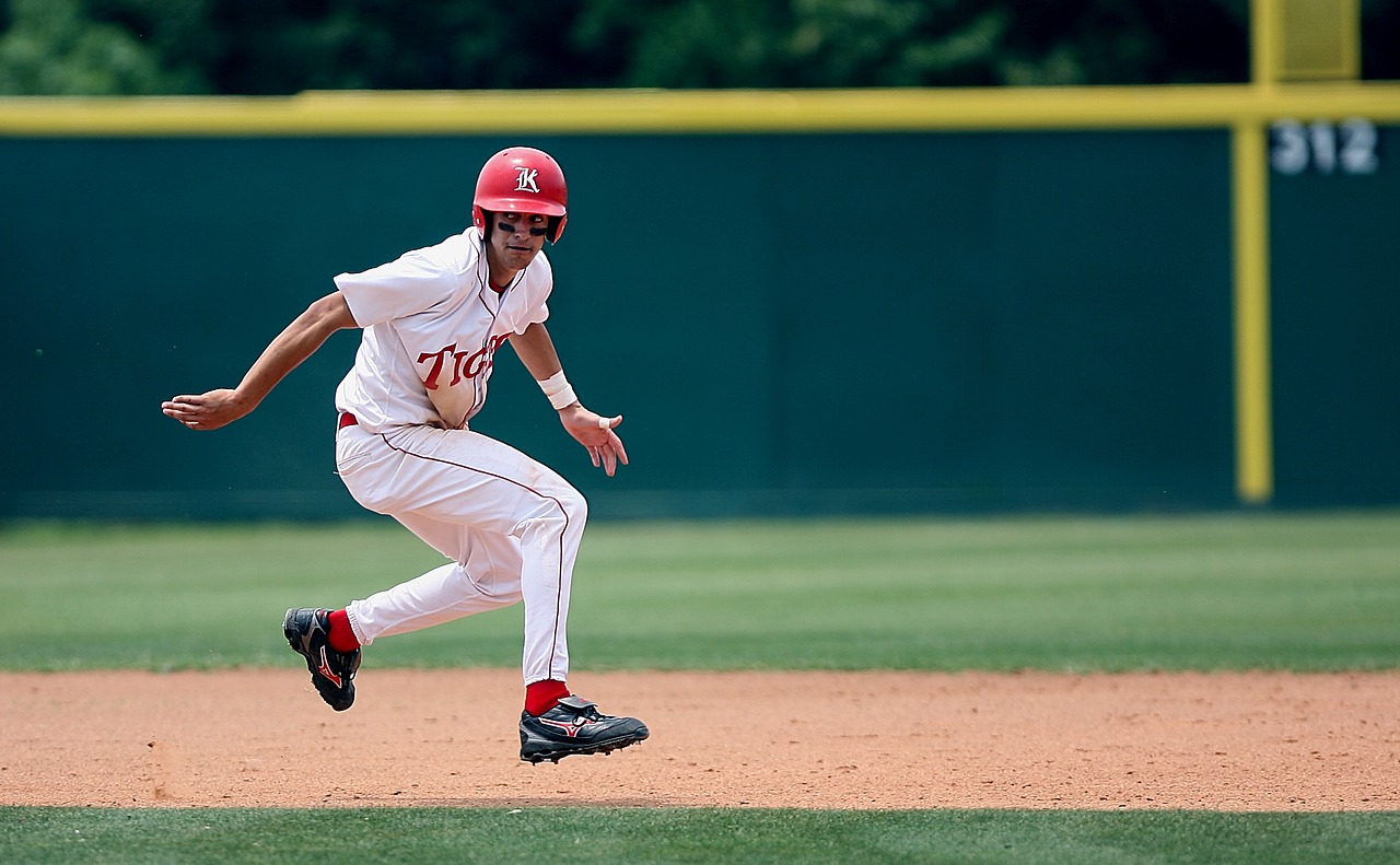 baseball runner infield free photo