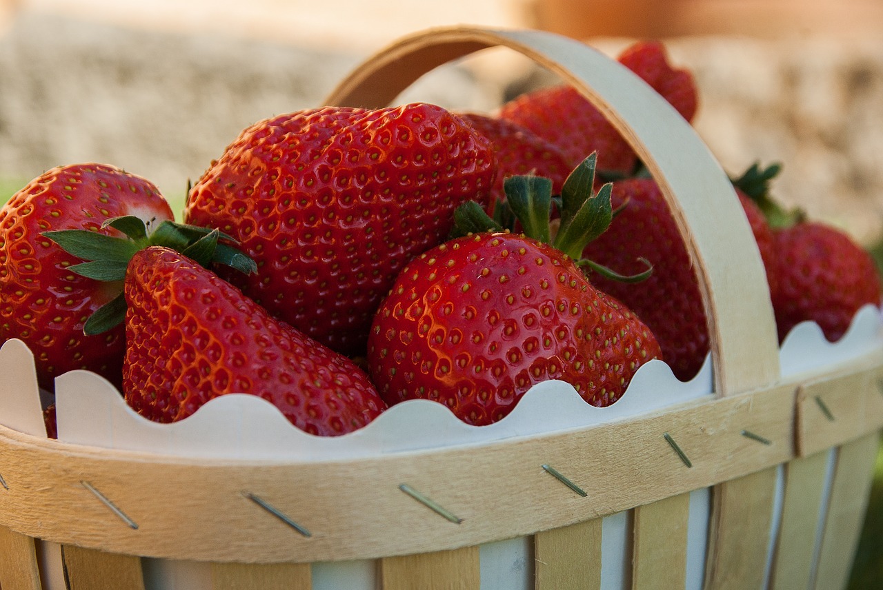 basket strawberries fruit free photo