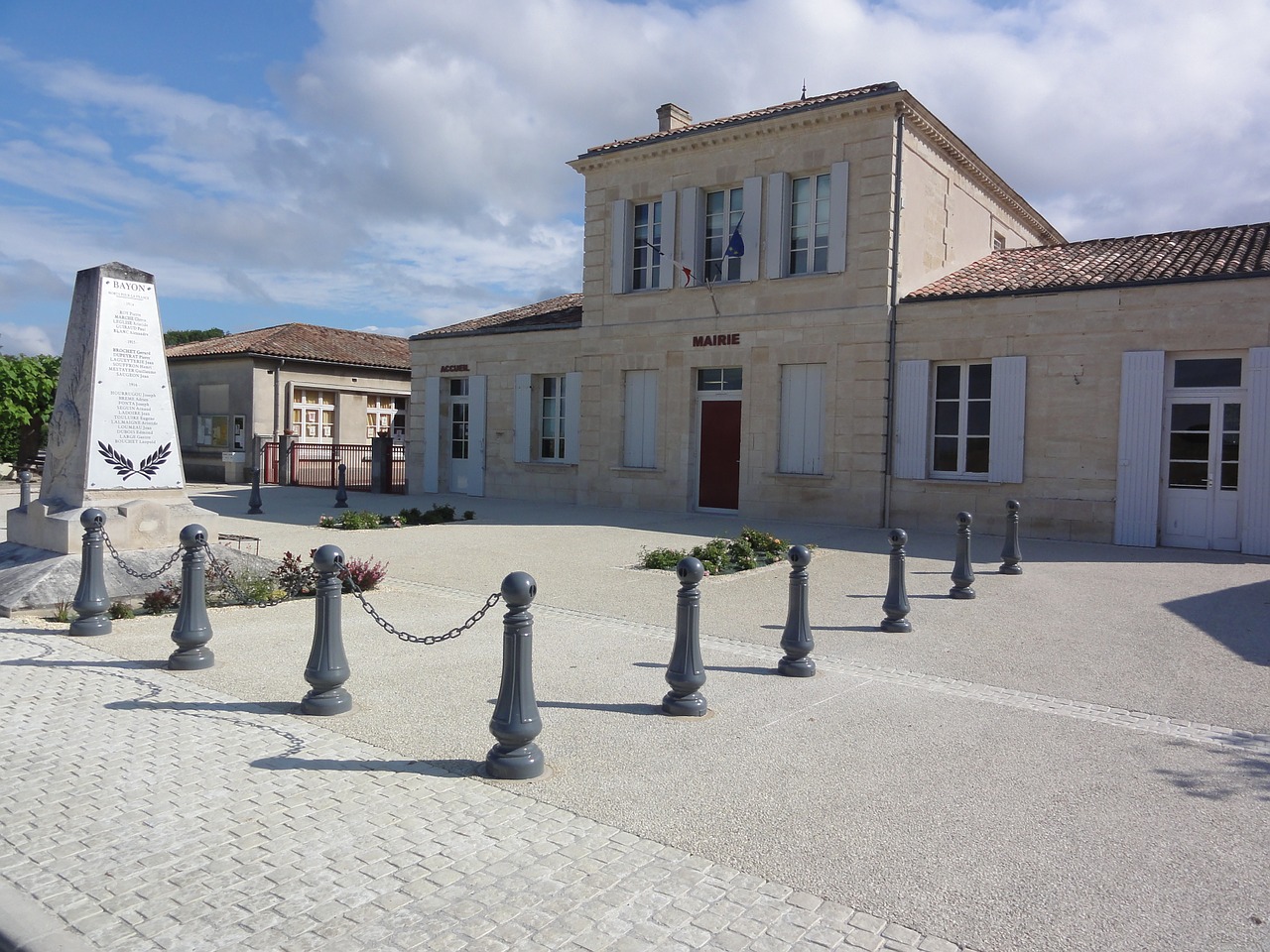 bayon sur gironde town hall administration free photo