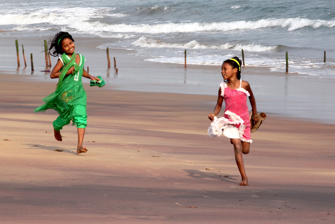 beach girls running free photo