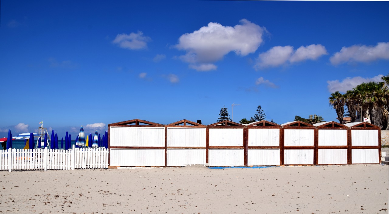 Beach,changing room,holiday,sun,clouds - free image from needpix.com