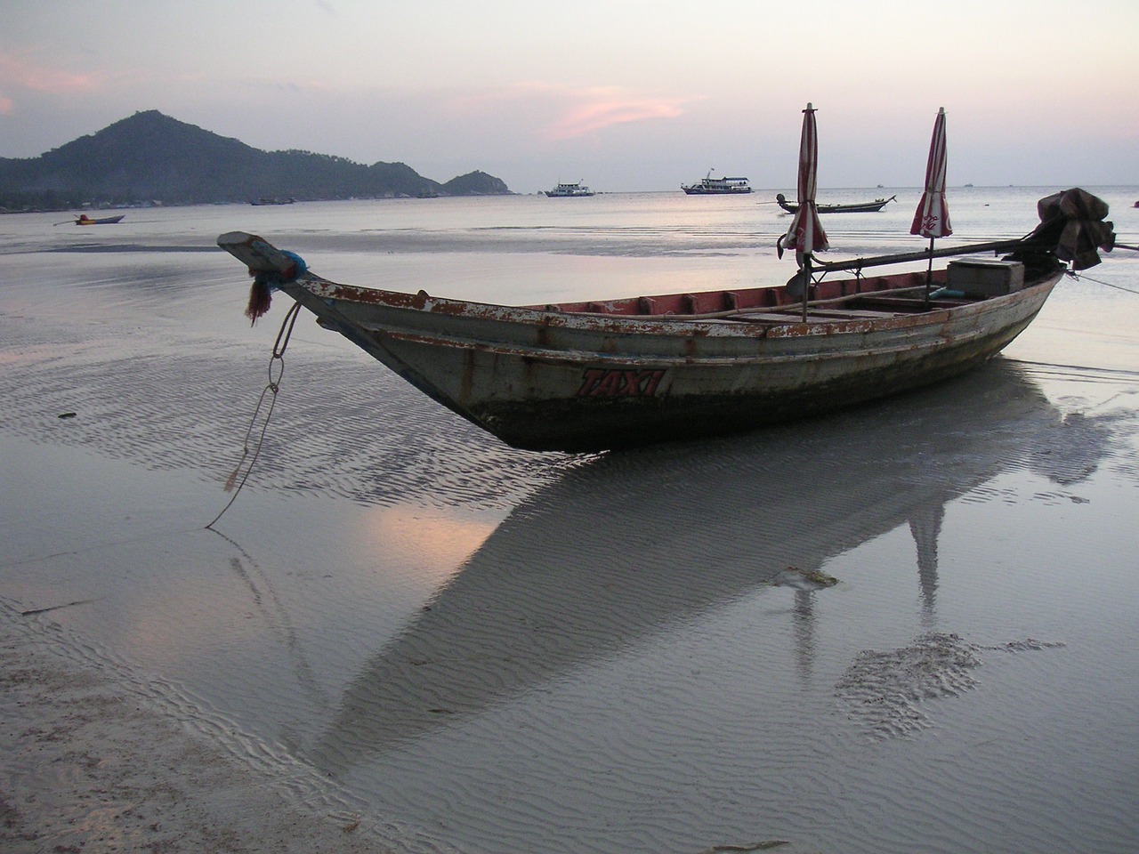 beach mirroring boot free photo