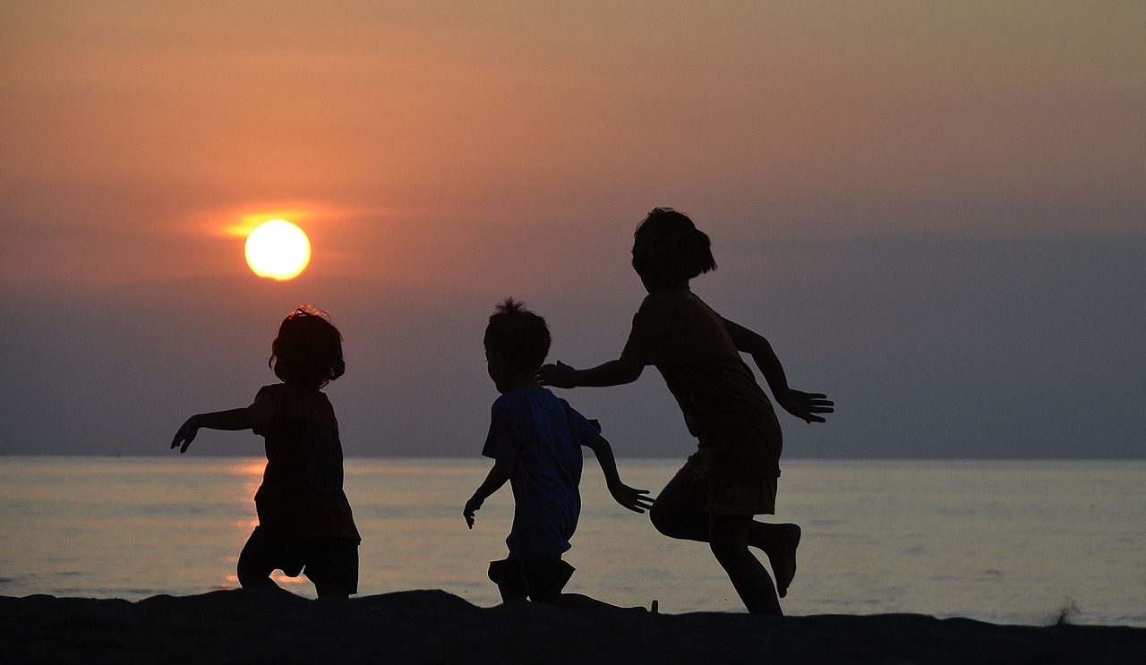 дети на пляже закат