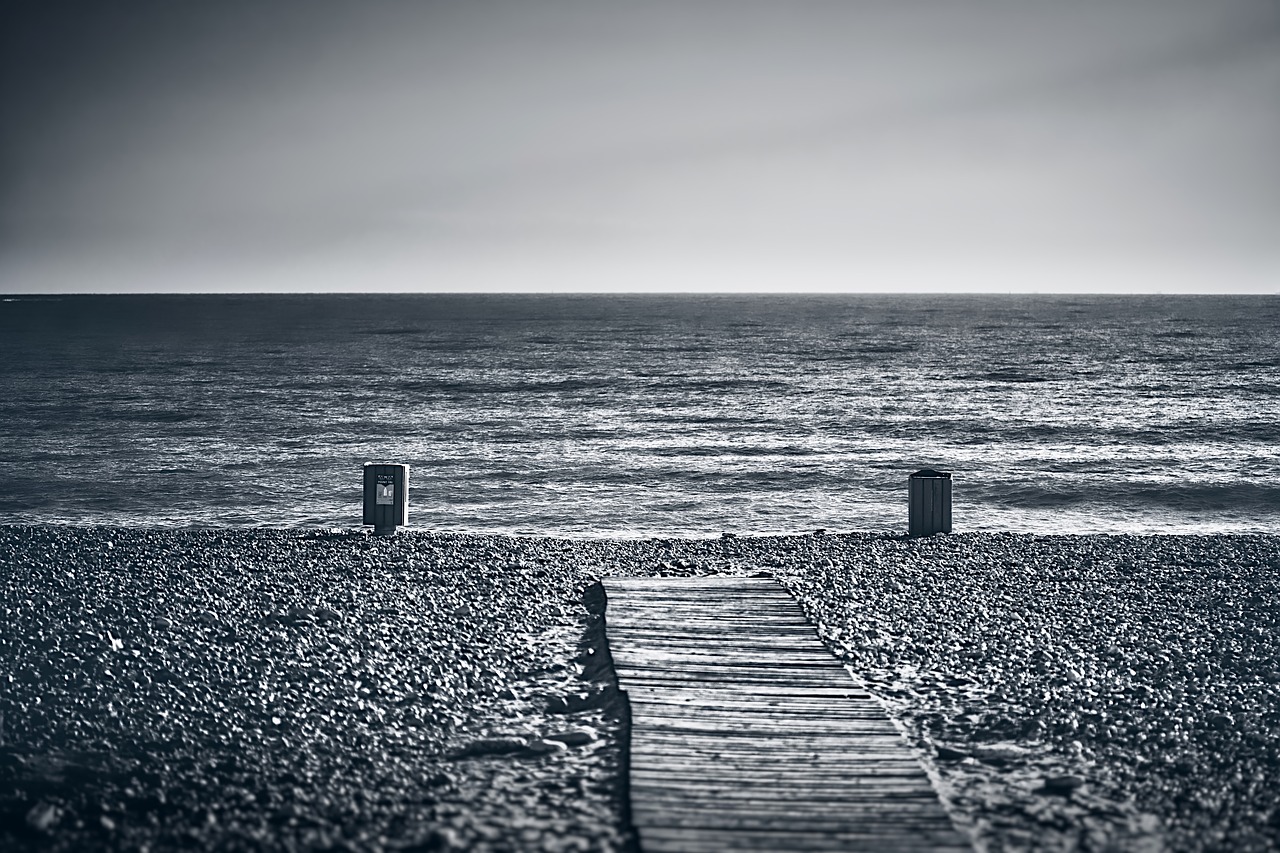 Beach, empty, monochrome, sea, water - free image from needpix.com