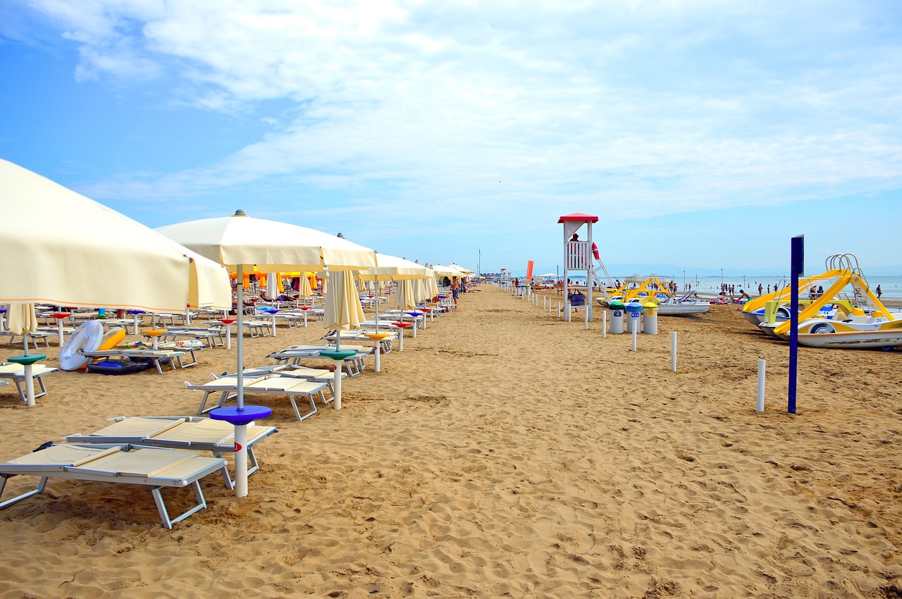 Beach, sun loungers, sea, water, travel - free image from needpix.com