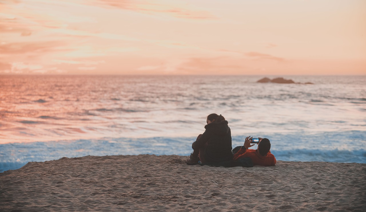 beach  couple  cellular free photo