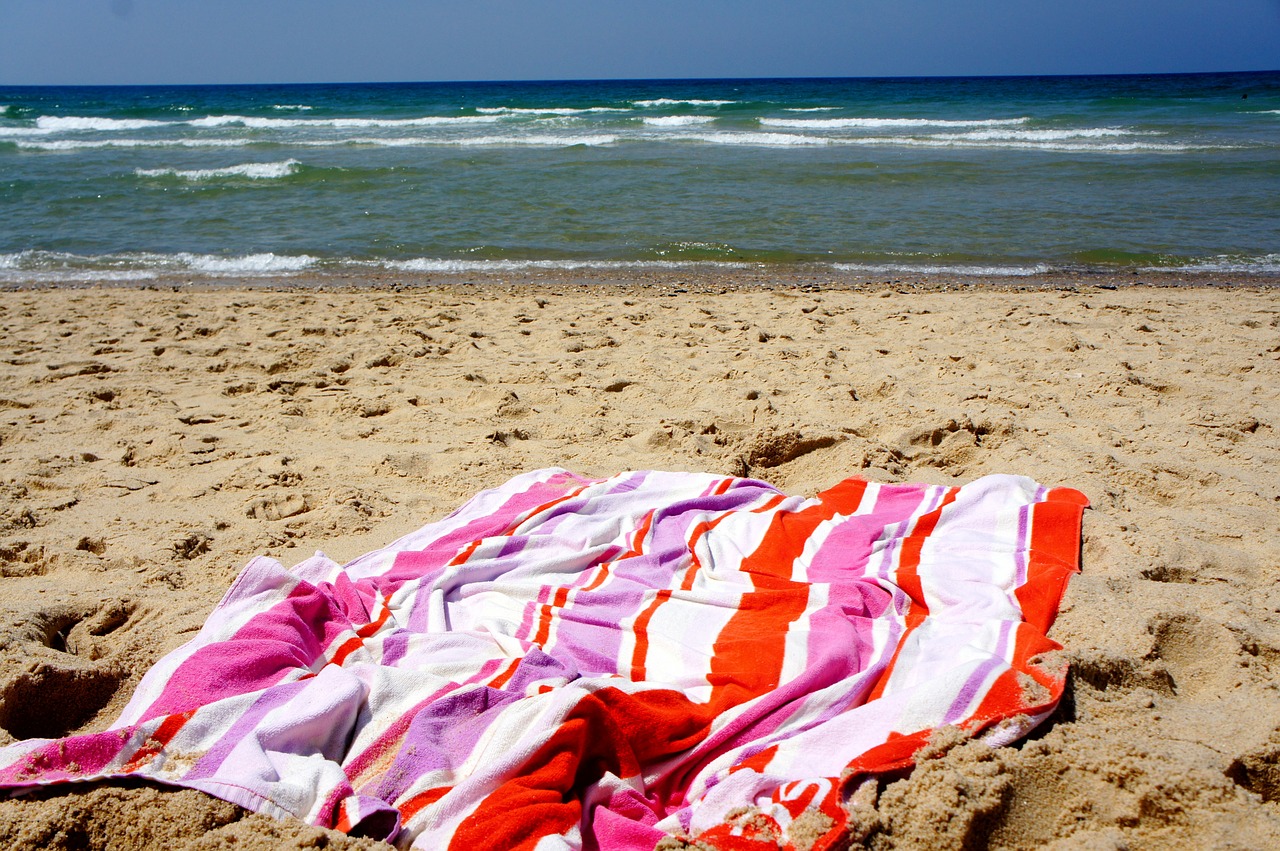 beach towel horizon free photo
