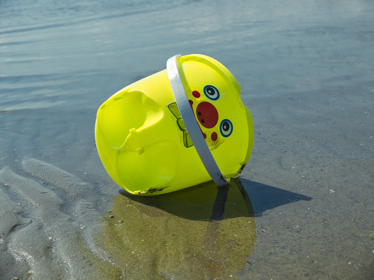 beach sea bucket free photo