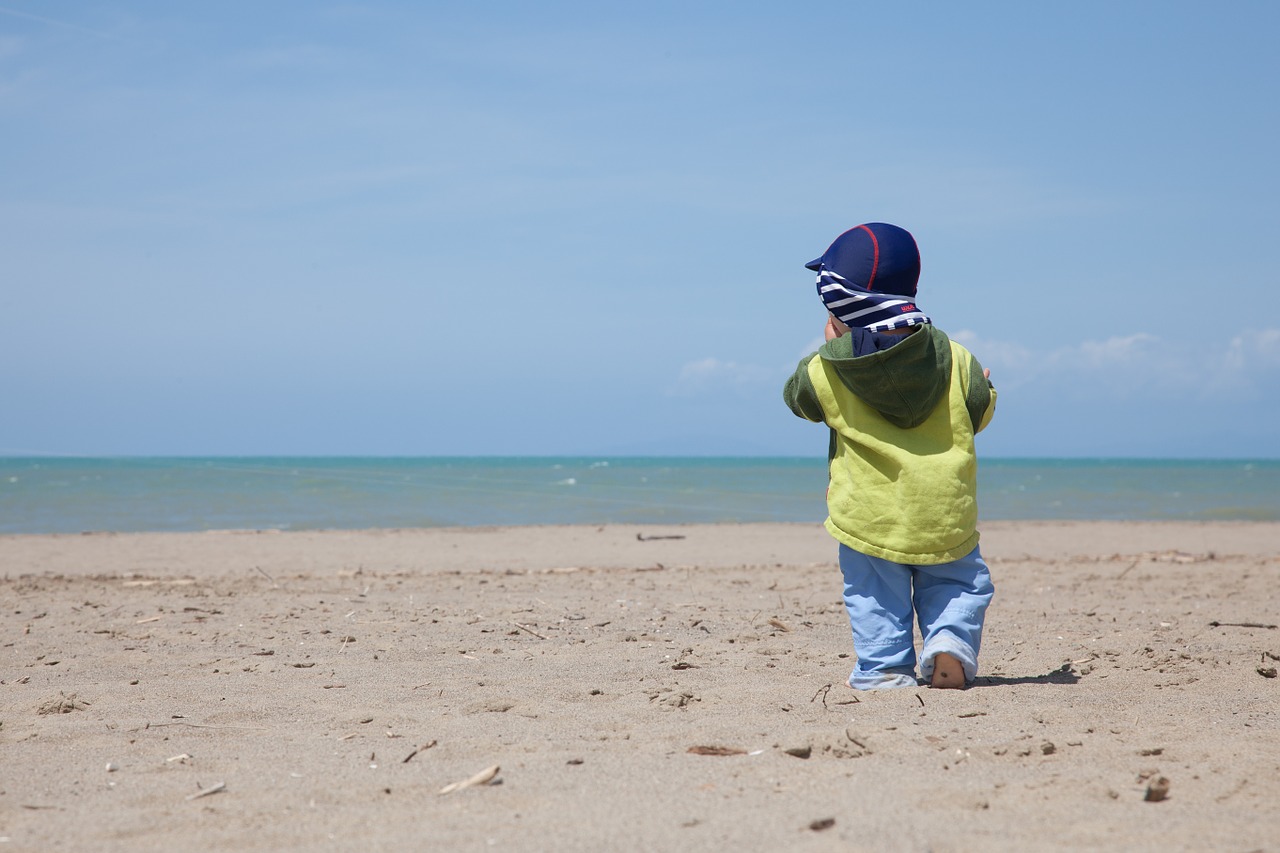 beach child sea view free photo