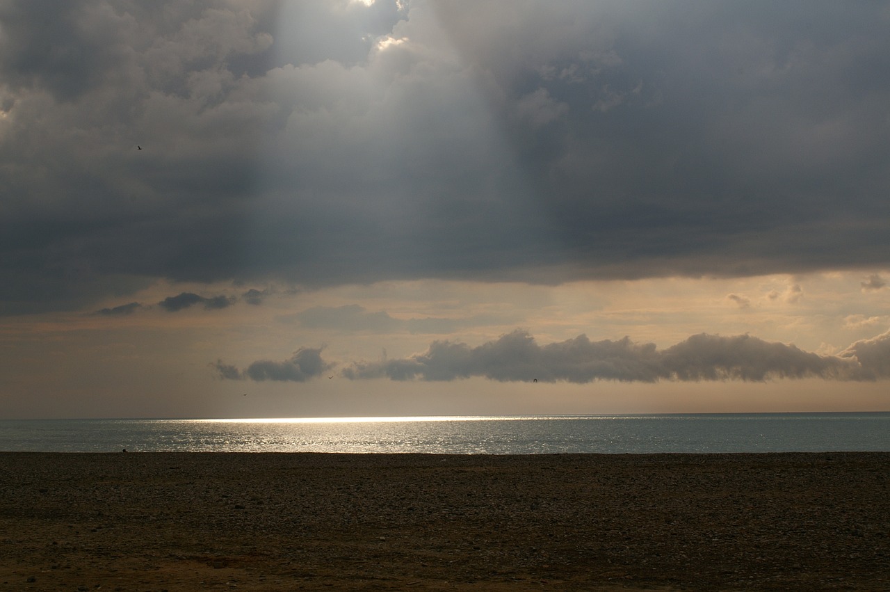 beach sun's rays sea free photo