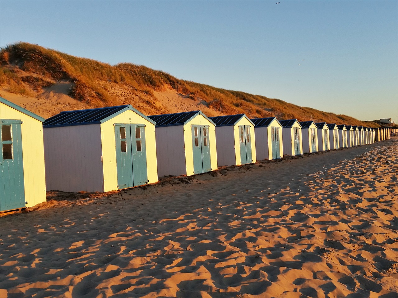 beach houses abendstimmung texel free photo
