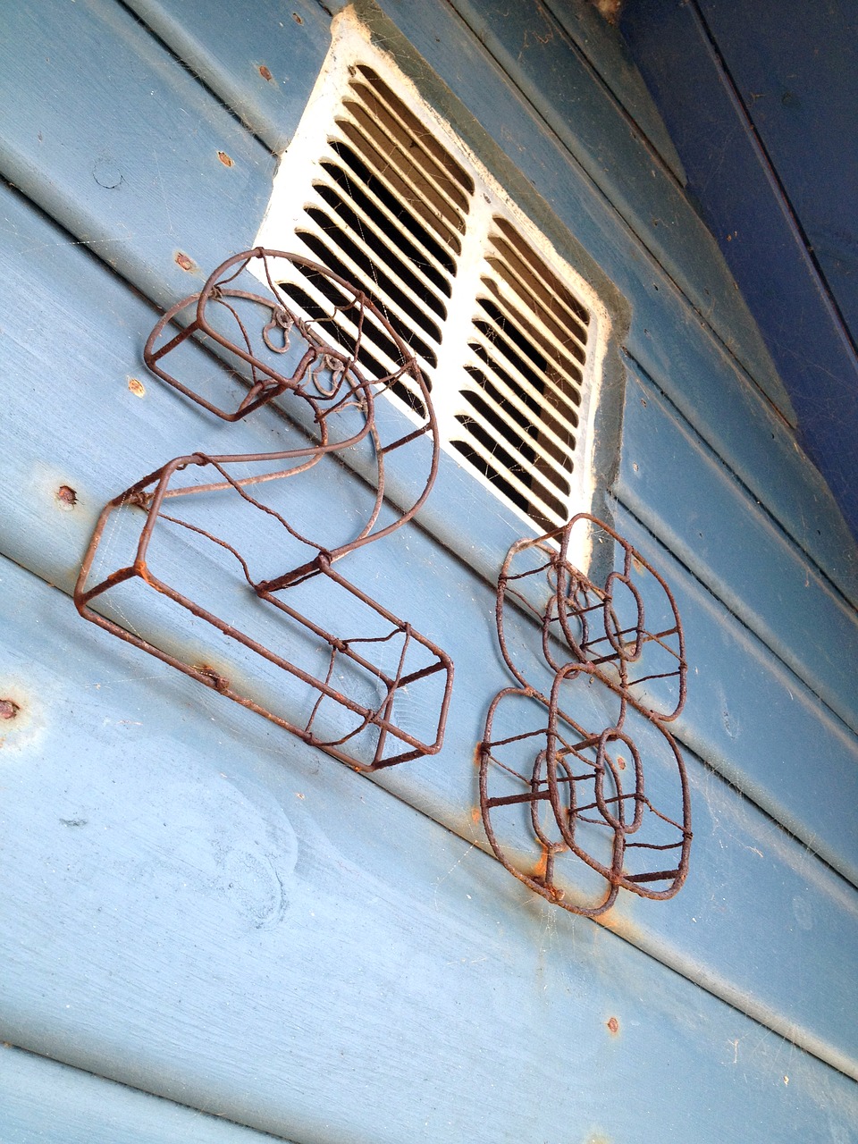 beach hut numbers rusty free photo