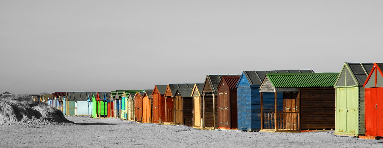 beach huts  shed  beach free photo