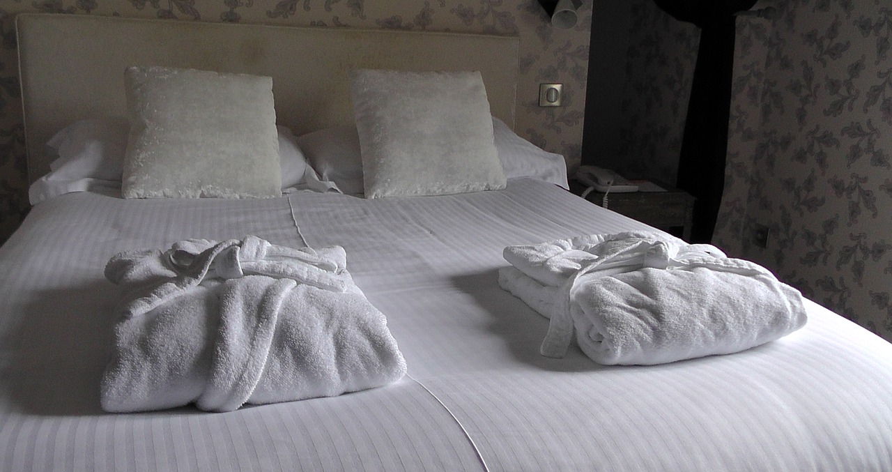 bed bedding hotel free photo