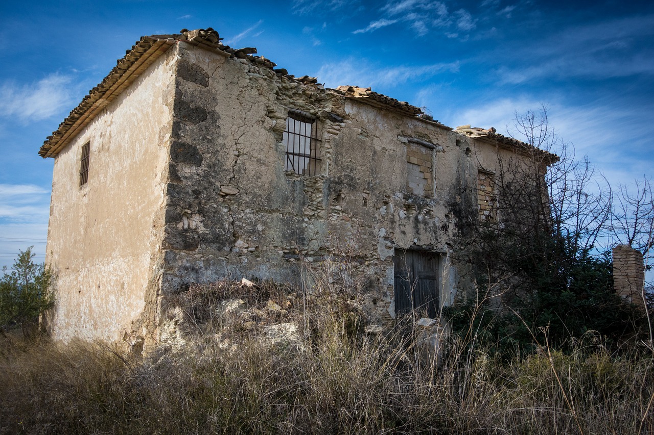 bed and breakfast ruin house abandoned free photo