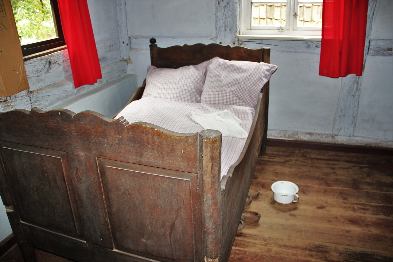 Bedroom,formerly,a long time ago,wooden bed,chamber pot - free image from  needpix.com