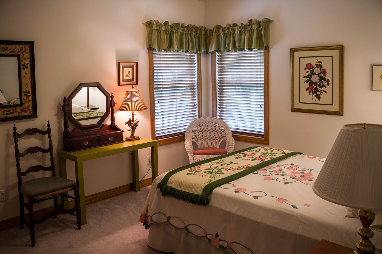 Bedroom,guest room,bed chamber,duvet,linens - free image from needpix.com