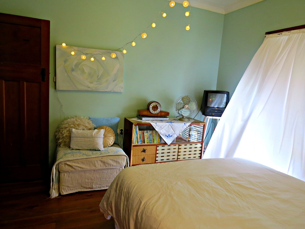 bedroom 1960s clock free photo